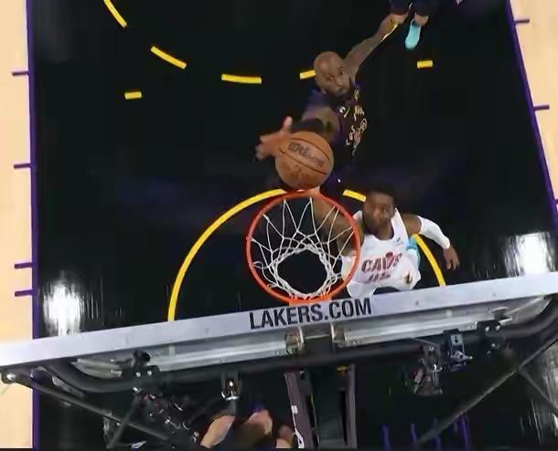 徐静雨：詹姆斯5秒搞崩米切尔！
湖人对阵骑士的比赛开场，詹姆斯仅用5秒就送出追身