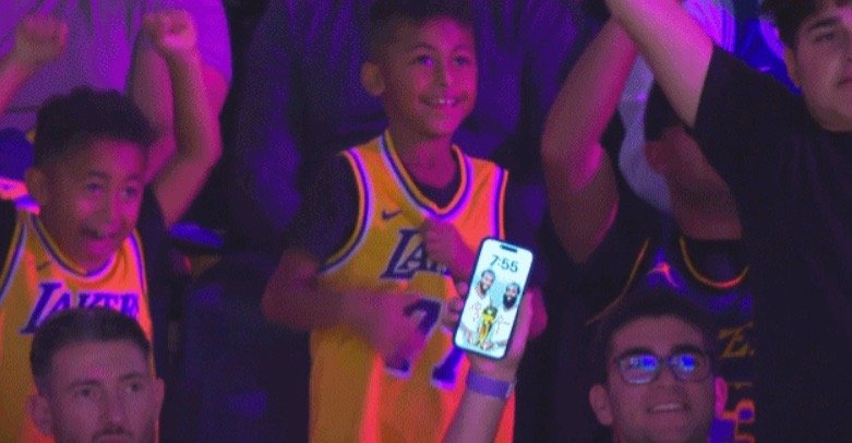 今天湖人马刺比赛里，现场转播镜头捕捉到一位球迷的手机桌面是哈登和伦纳德捧杯的效果