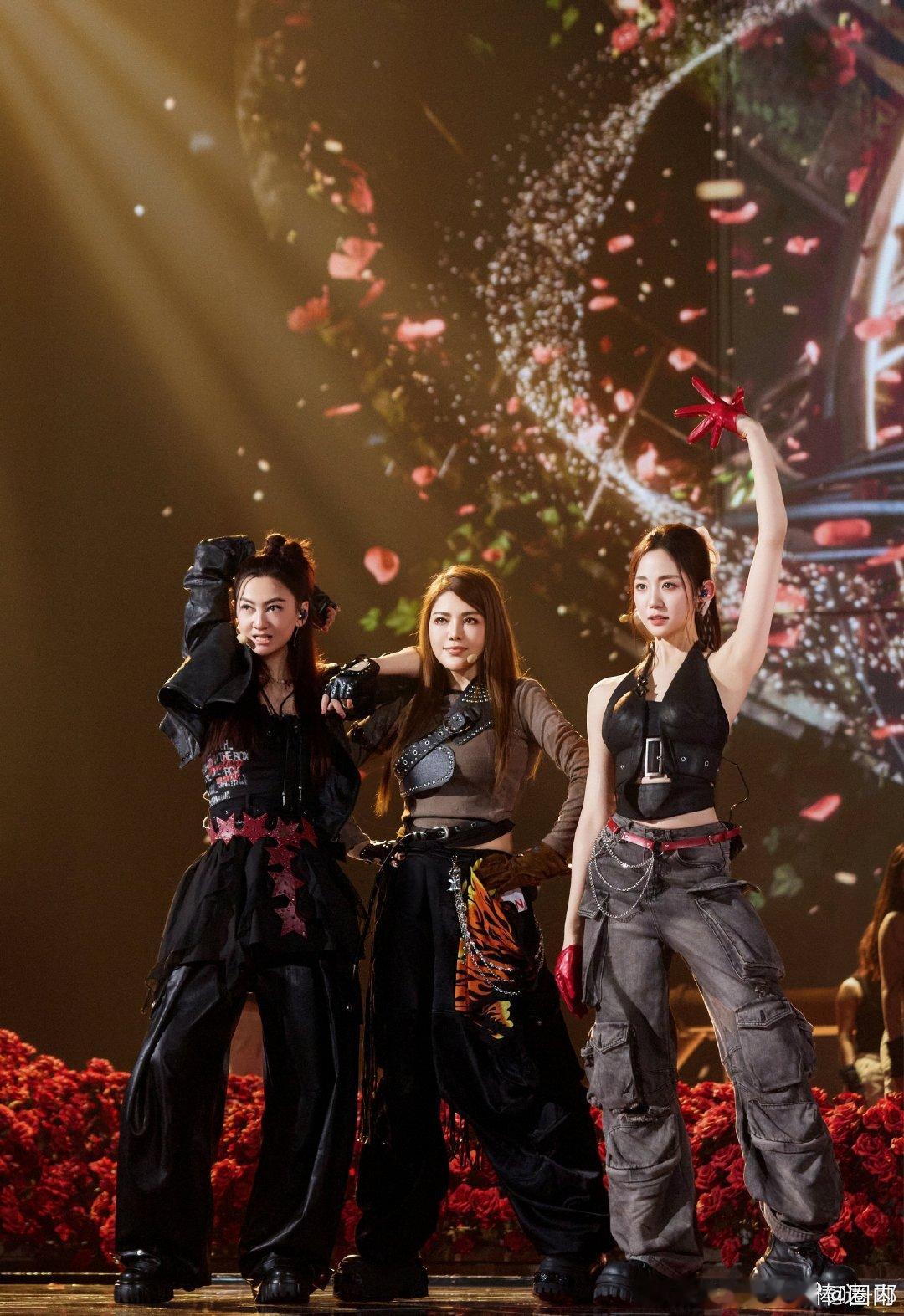 乌兰图雅的笑容转移到我的脸上  谁会想到今晚乌兰图雅是第一，912票也太强了吧乘