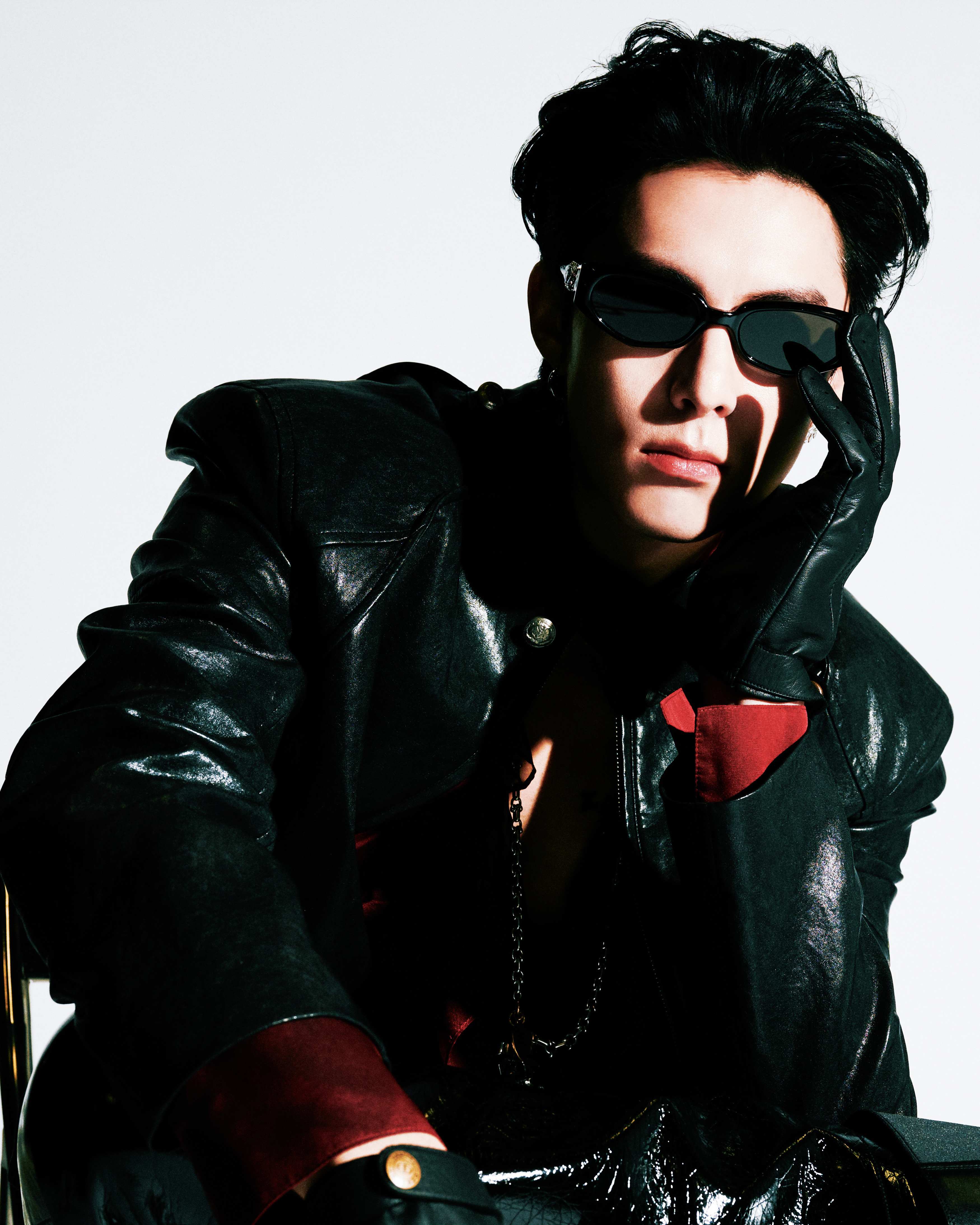 王鹤棣今日出席湖南卫视疯狂好六夜舞台造型图集，ordudiordu皮革机车夹克套