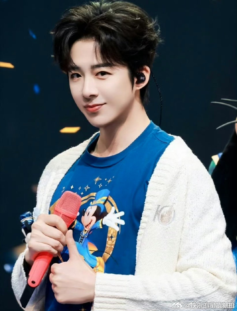 刘宇宁直播黑白撞色赛博感卷毛刘宇宁 今晚直播造型太绝了，卷发白衬衫黑色牛仔裤，黑