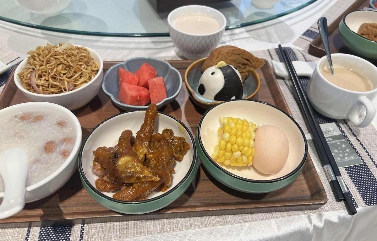 家委会竞选，现在搞得跟面试世界五百强高管一样。
家长们不谈怎么服务，先甩出自己的