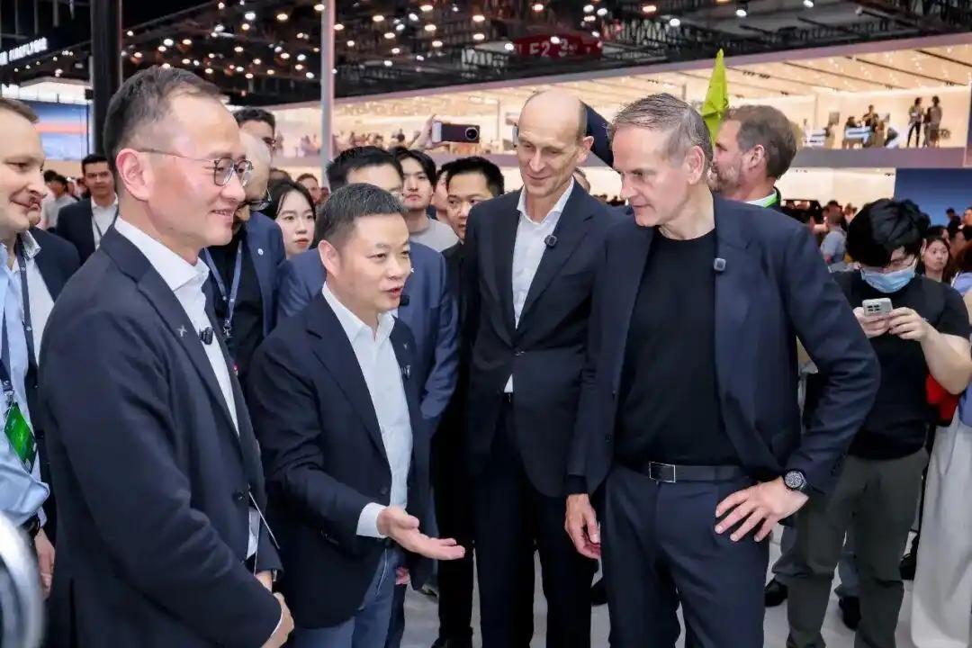 知情人士透露，小鹏汽车计划于明年在全球推出其人形机器人，这是小鹏转型实体人工智能