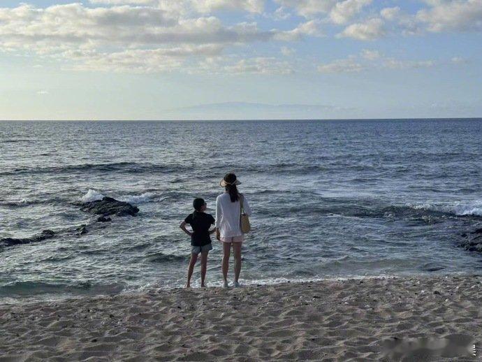 小花拿手机给孙俪录了五分钟海浪声孙俪带女儿在海边等夕阳孙俪带女儿在海边等夕阳，玩
