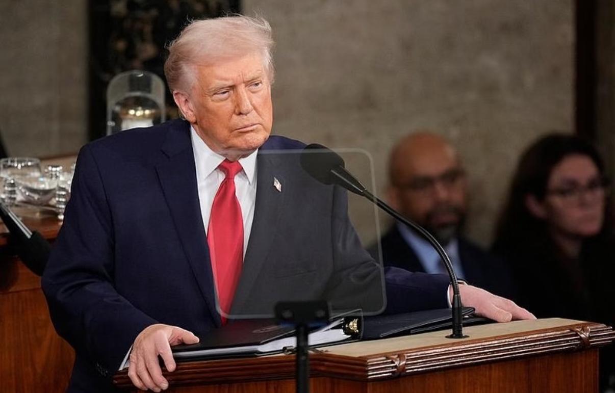 全球最强军事机器，被一枚螺丝钉卡住了喉咙。
特朗普连夜把洛克希德·马丁、雷神、波