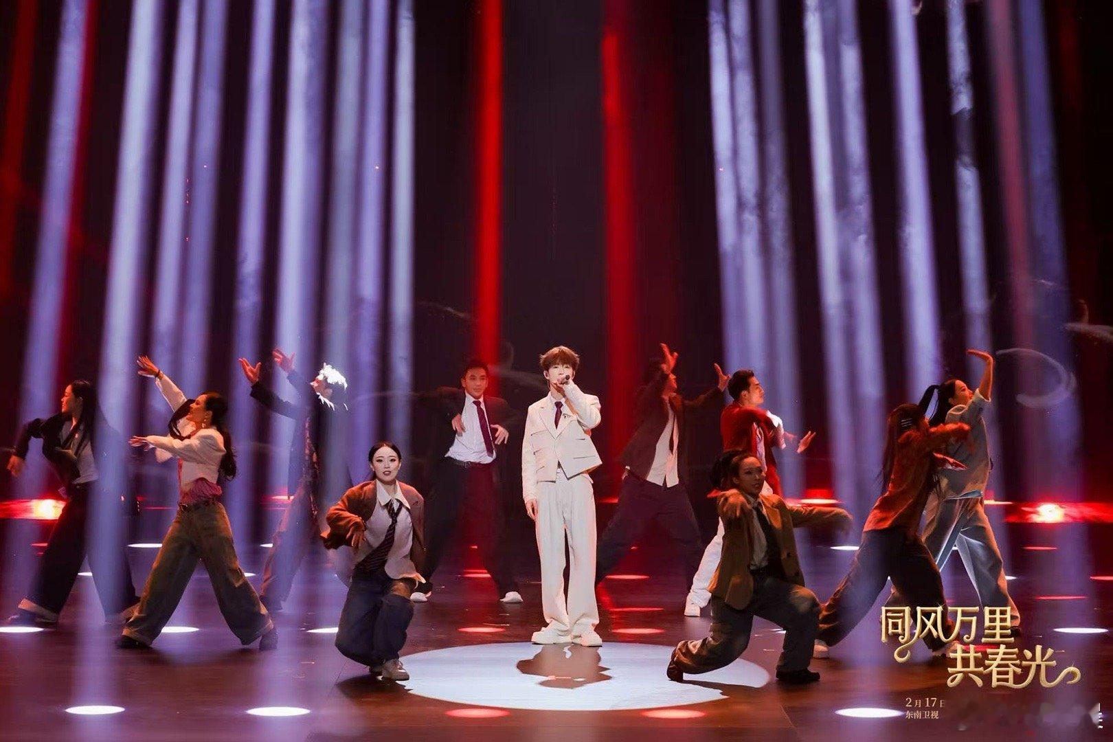 鹭卓首次挑战闽南语歌串烧 新年夜的治愈歌声！打工人的年味，被这首歌承包了2026