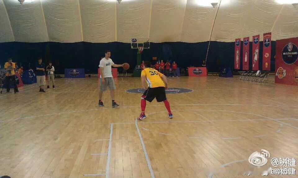 梳理记忆：图1和图2:  2013年，克雷同学第一次来，我们一打一，我上进一个篮