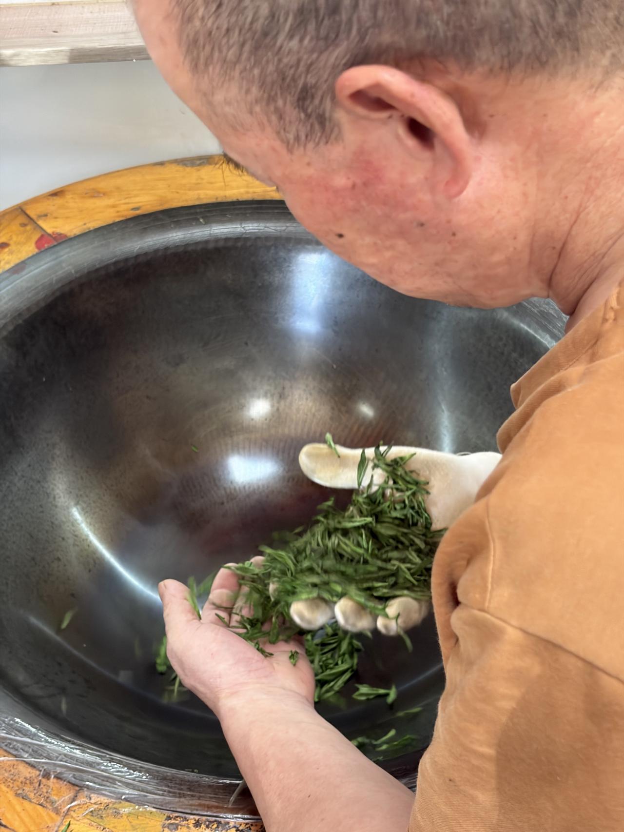 来蔡师傅这里，用夏茶炒手工龙井，改进手法提升技艺。擦锅子一不小心，点个泡[捂脸]