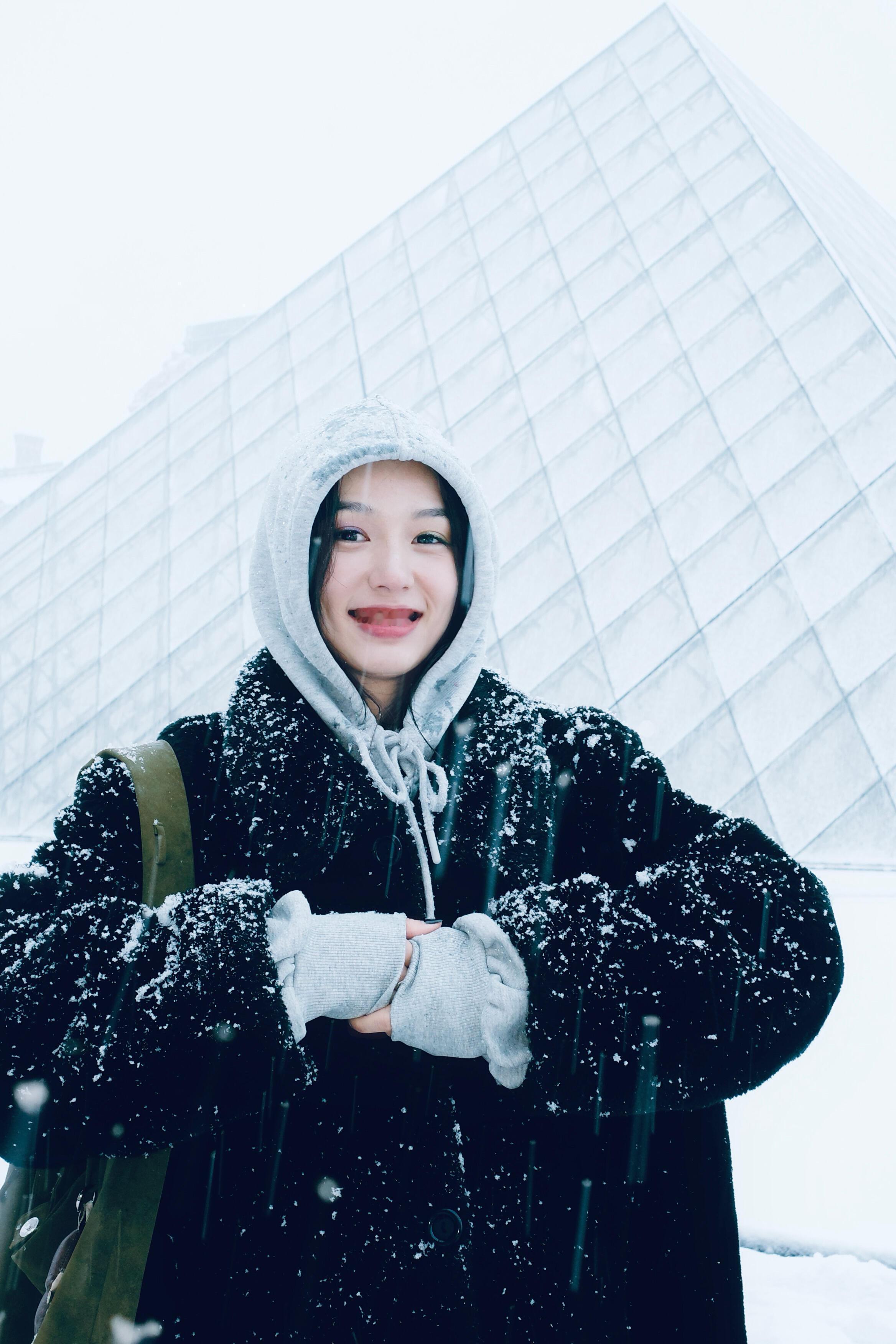 周也巴黎雪景随拍照周也在巴黎偶遇下雪  周也巴黎雪景随拍照。周也在巴黎偶遇下雪，