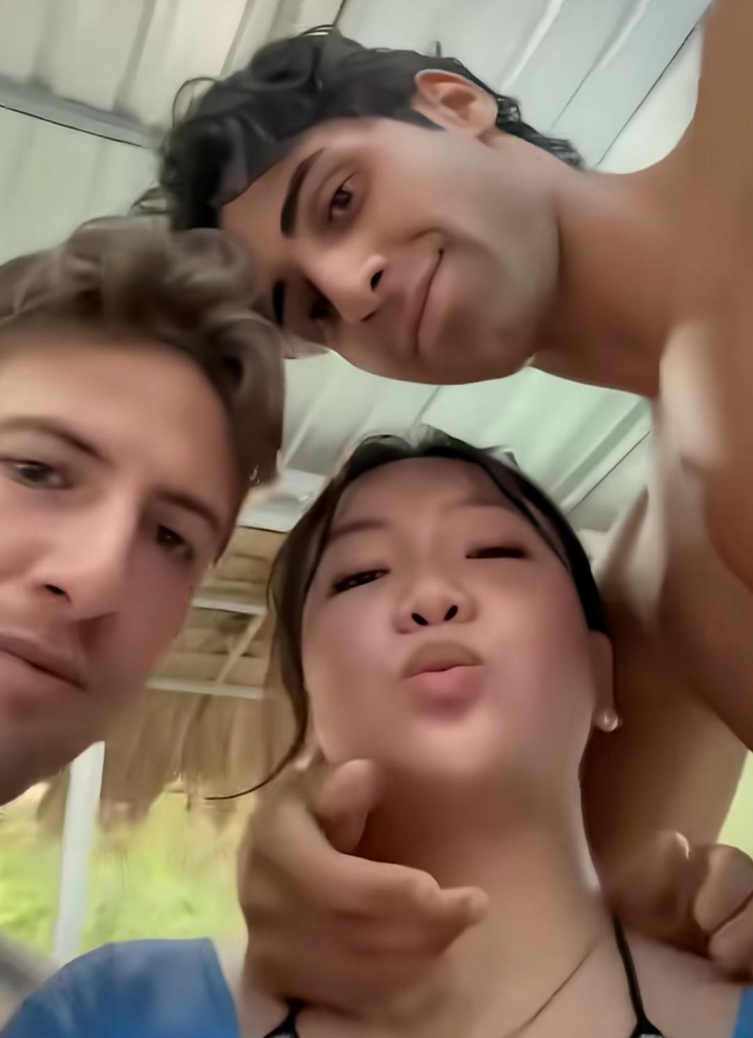 在澳洲打工的这名重庆女子，被两名意大利男子一起吻了面颊！
她全程表现出惊喜和难以