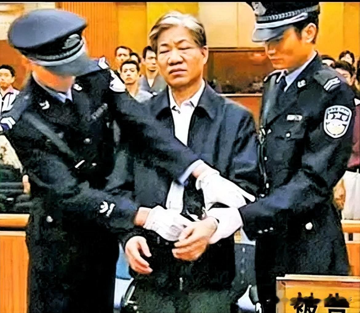 公职人员财产公开，受贿入刑最早最严厉的国家。

作为老牌帝国，英国是早制定公职人