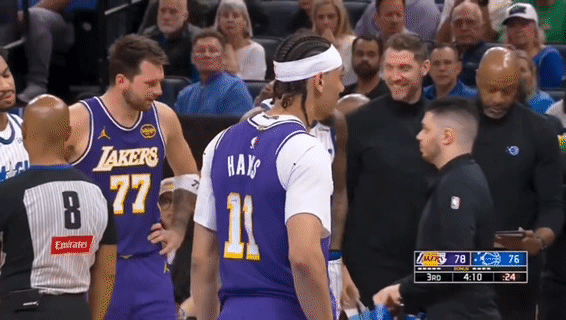 混入其中！东契奇和海斯在暂停期间，偷听魔术队布置战术湖人绝杀魔术