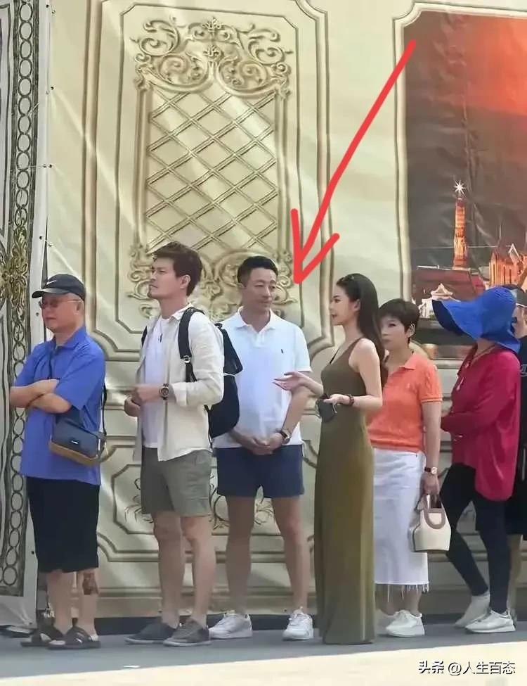 小伙子，望梅止渴不如主动出击，

如果是个爷们就鼓起勇气向人家表白，轰轰烈烈爱一