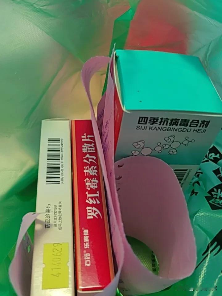 都说中国药店多，在防城港的一条道上，离酒店不足百米，我因为喉咙不舒服，想找点药用
