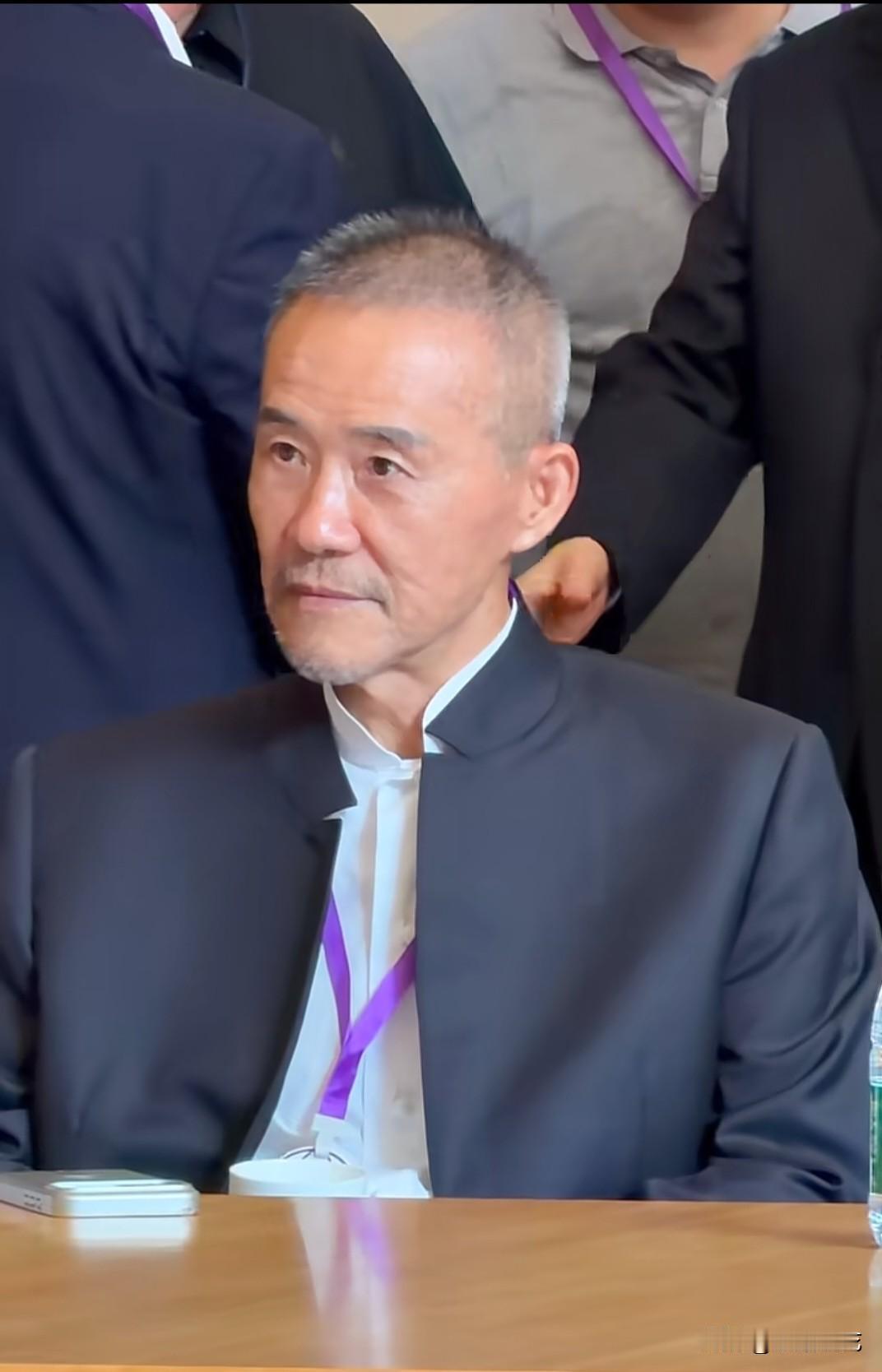 王石现身2026数字向善全球峰会，他一身深色新中式立领正装，往那里一站，特别有企