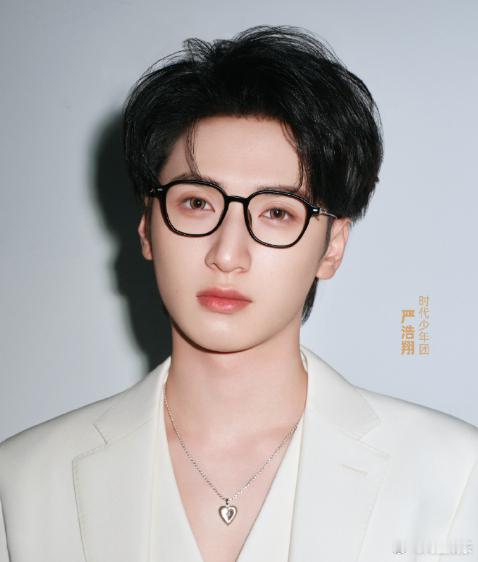 严浩翔的黑框眼镜最严厉的父亲严浩翔白西装深v浅瞳  严浩翔白西装深v浅瞳，黑框眼