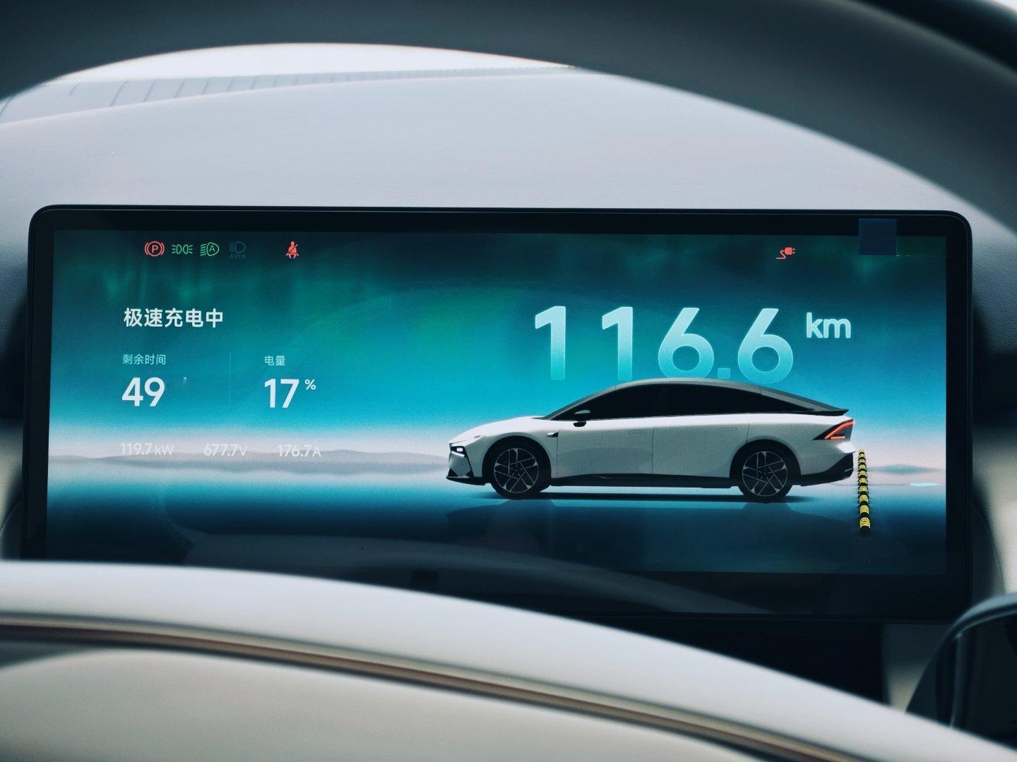 小鹏P7+的充电速度真的顶。高速服务区上，120kw的充电桩直接拉满，理想5C充