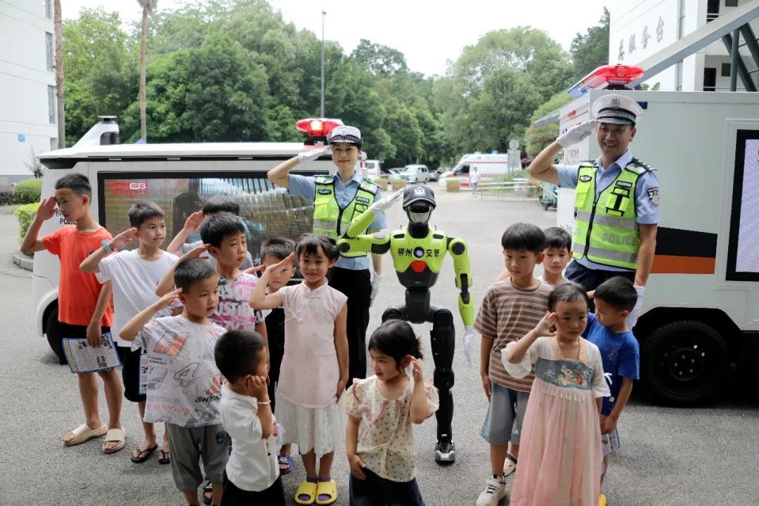 柳州安置点为什么引入“机器人交警”
柳州安置点引入“机器人交警”，核心是安抚震后