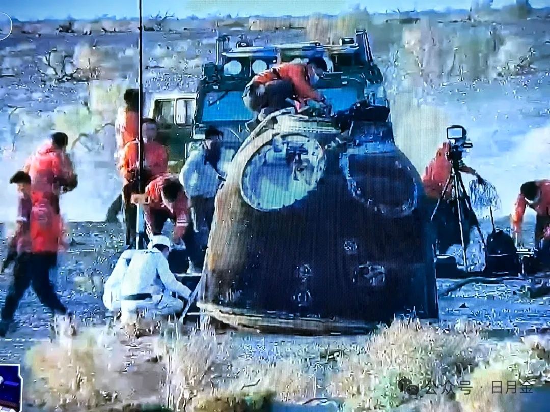 退伍老兵在神舟着陆场看哭了退伍火箭兵对着神舟返回舱敬礼 东风着陆场，神舟凯旋。一