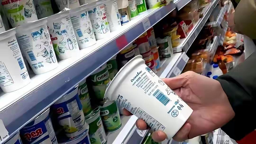 马克龙这出“变色龙”戏码，法国人自己都觉得烫嘴！前脚谈合作，后脚就推动对华电动车