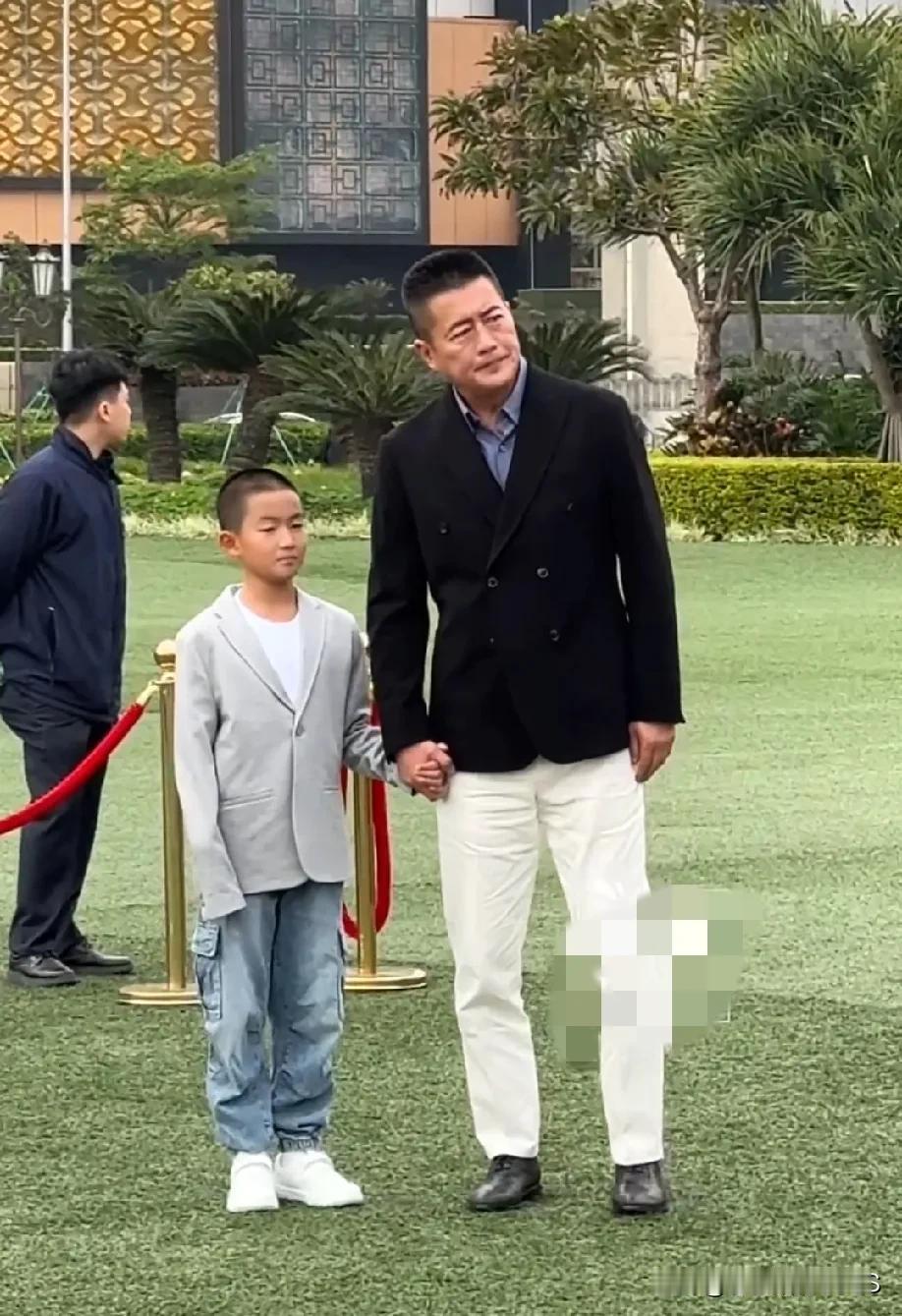 高曙光的儿子像在县城长大，衣品确实有点不尽如人意啊。不过嘛，孩子嘛，穿搭还需要慢