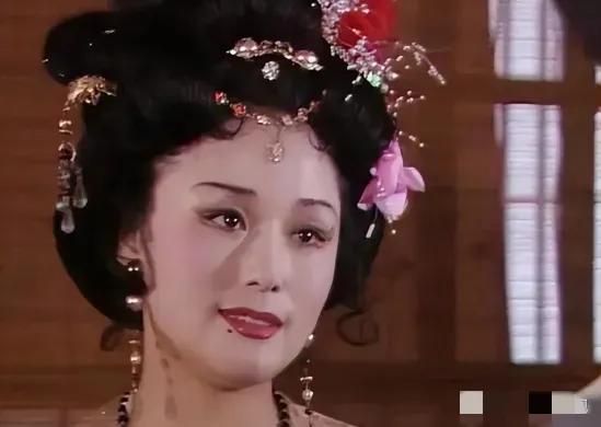 1979年，饰演潘金莲的演员廖学秋去外面拍戏，和老公分别了六个月，她归心似箭，往