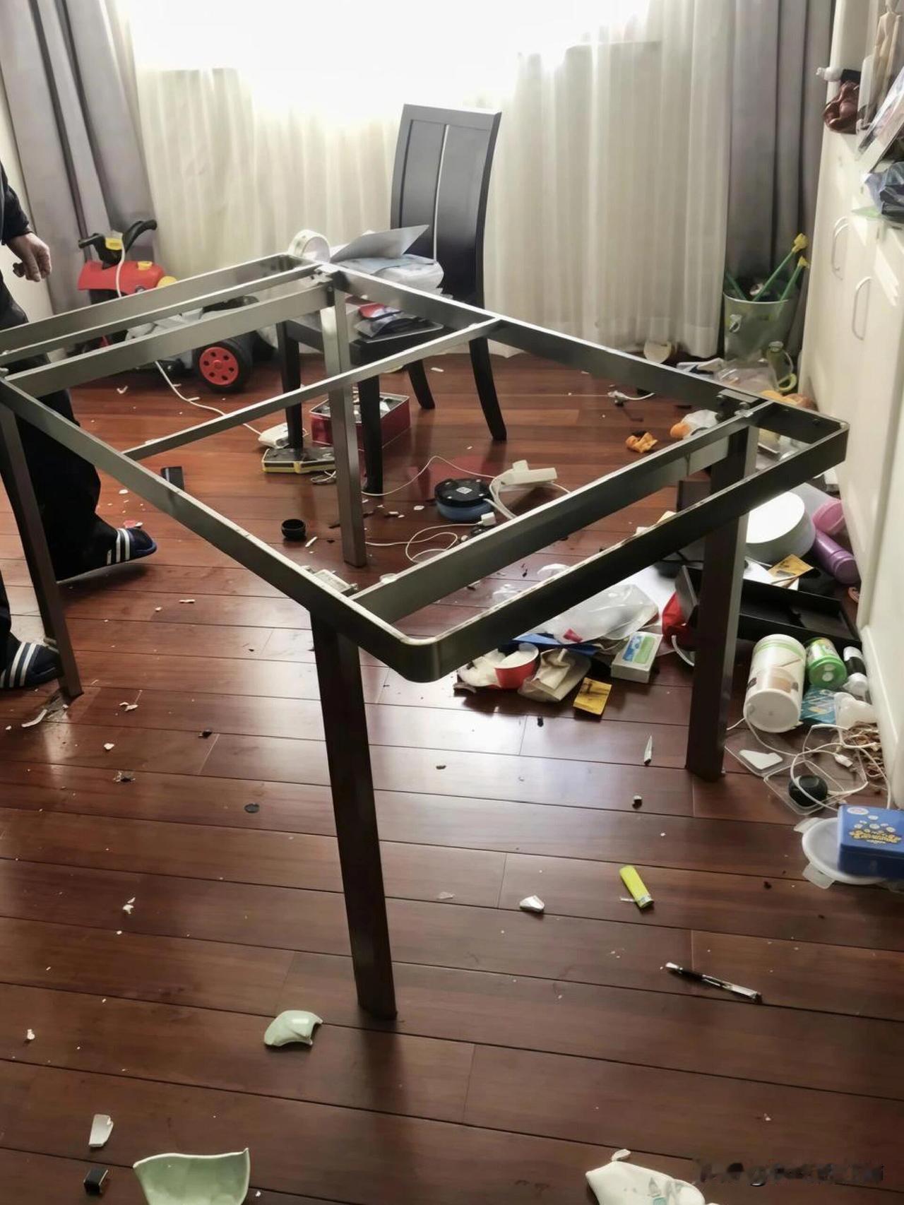 老公发现我花1000买学习工具，把客厅砸了
现在只想感慨一句，女人在家里没收入真