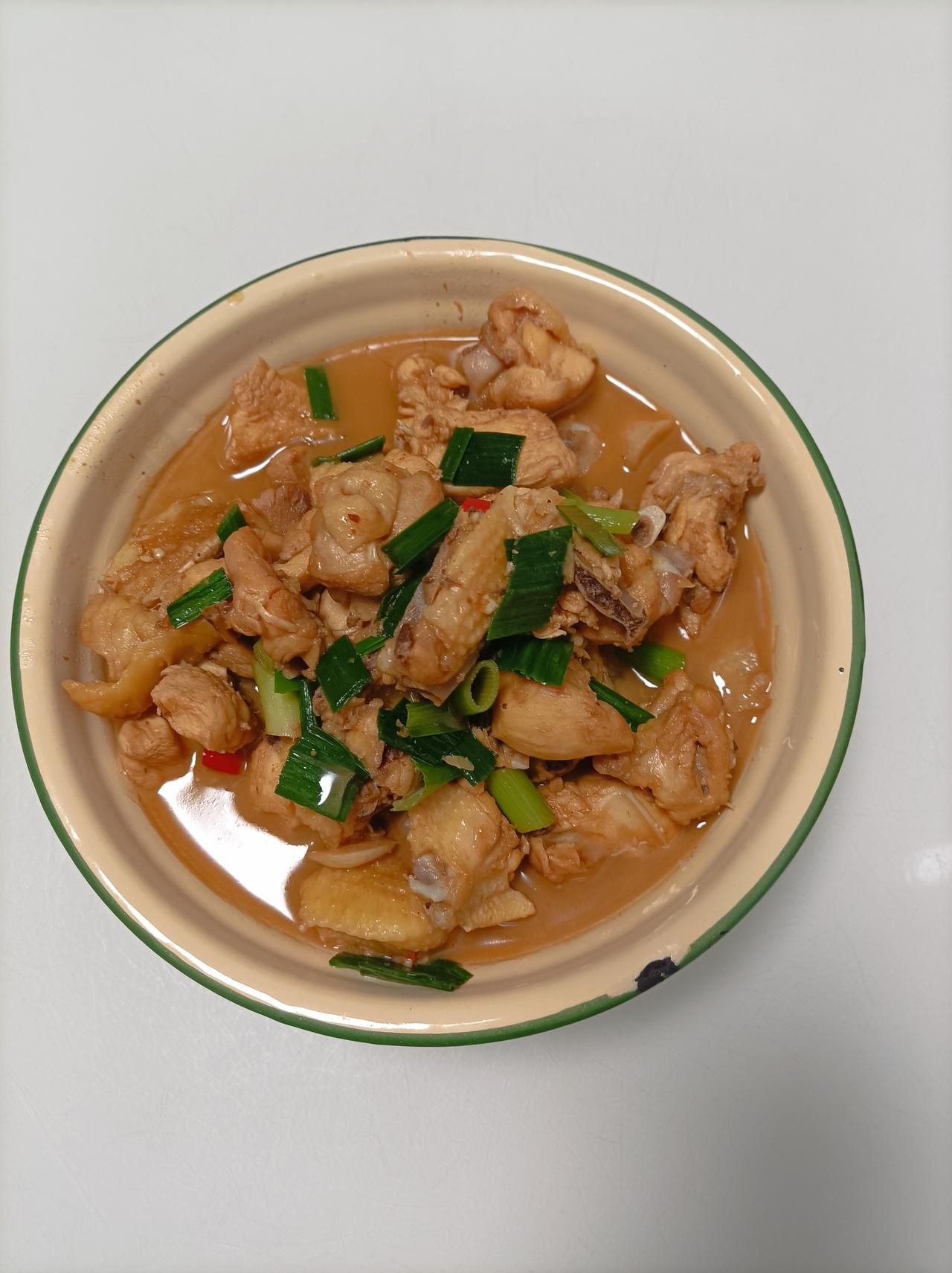 今天吃什么昨天晚上儿子做了红烧农家鸡肉，又香又好吃，又下饭！