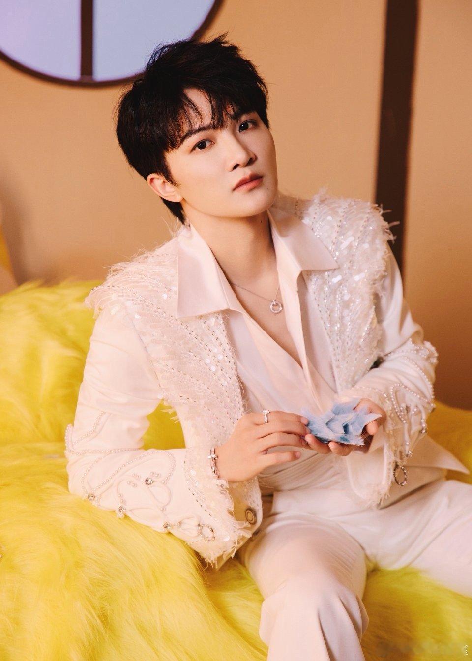 周深一开口就是治愈感 妈妈说，要喜欢本身就很好的人总有美好在路上，周深就是美好本