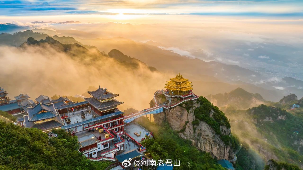 当城市在热浪中喘息老君山正以21℃的恒温为您珍藏一整个夏天的清凉山间清风穿梭每一