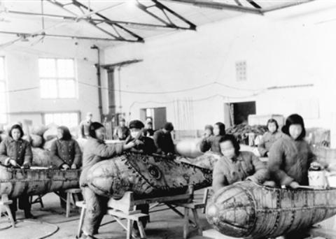 1950年，苏联援助的100架飞机到了，刘亚楼突然发现：“没有副油箱！”去找苏联