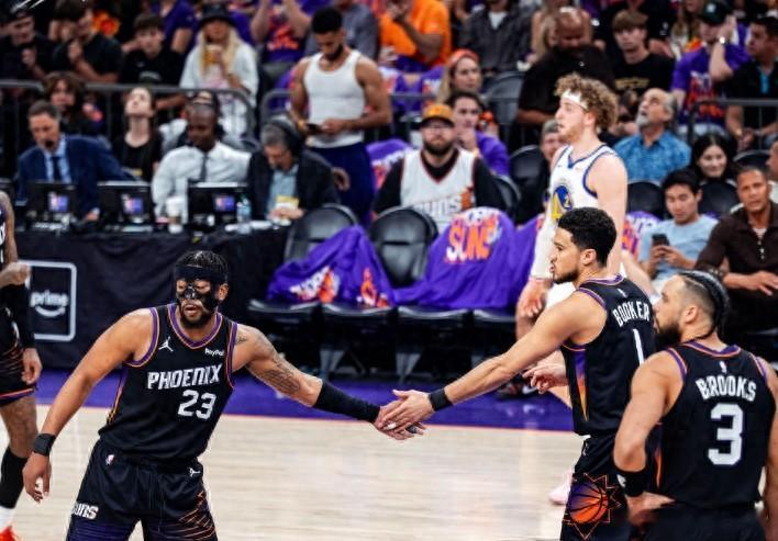 勇士vs太阳NBA附加赛最后一场生死战在勇士与太阳队之间展开，在首场比赛中，勇士