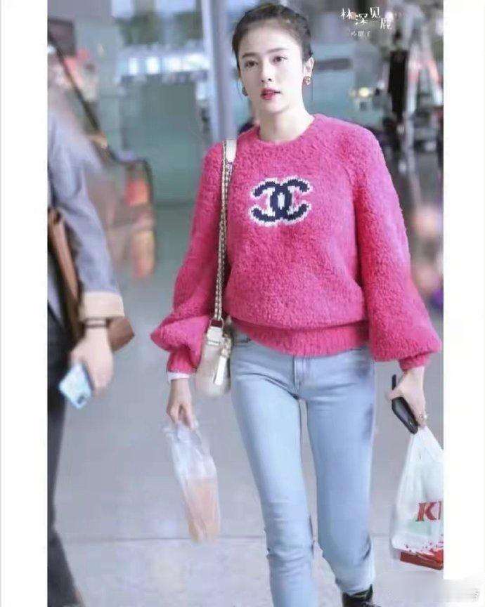白鹿 章若楠同一件衣服穿出不同风格 