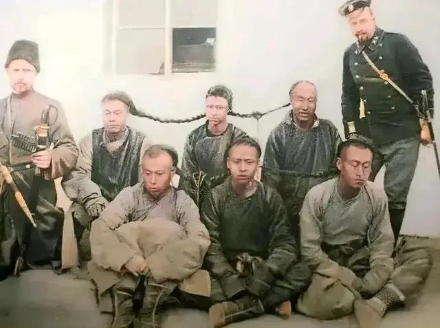 图为晚清时期八国联军攻陷北京城之后，沙俄士兵对抓获的清军士兵极尽侮辱，把他们头上