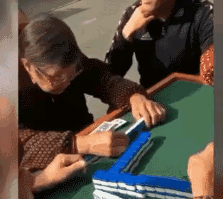 人，各有各的活法，在农村，留守妇女，在家照顾老人和孩子，简单种点粮食和蔬菜，靠男