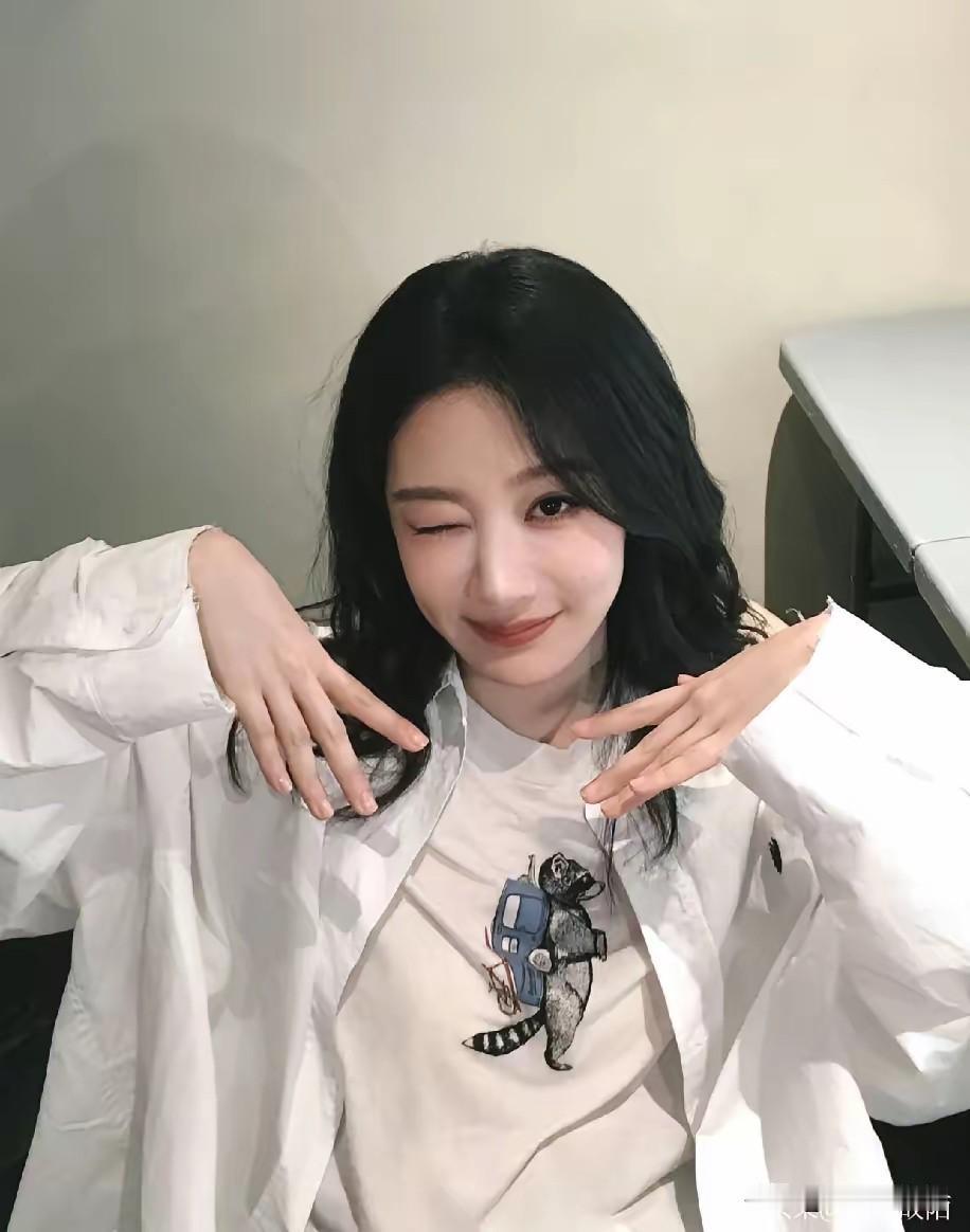 杨紫这姑娘，办事儿真是越来越有意思了。

六一儿童节那天，她发了个动态，上来就是