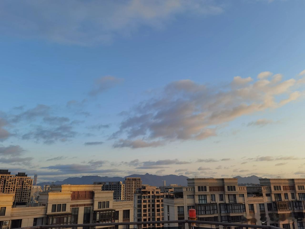 天空湛蓝，高楼耸立。一岁时光，一岁人生