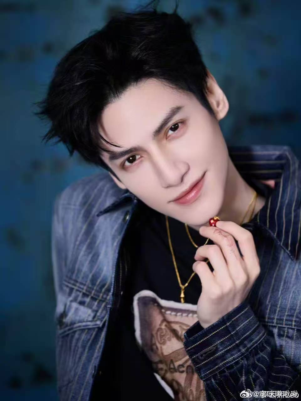 罗云熙安徽音乐节首秀 舞台魅力绝了！歌声清澈又有力量，肢体舒展自带氛围感，每一个