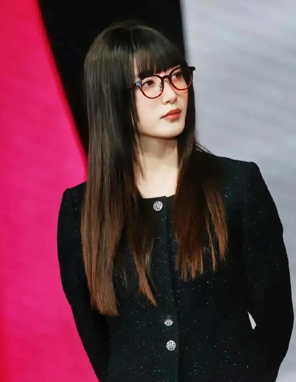 江疏影39岁了，还在等那个对的人。
她说，宁愿单身也不将就。
这年头，她靠自己撑