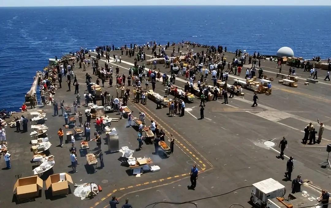 美军封锁伊朗航母上的士兵饿肚子。士兵要跳海摸鱼吃，不要被鲨鱼吞进肚子。
美军封锁