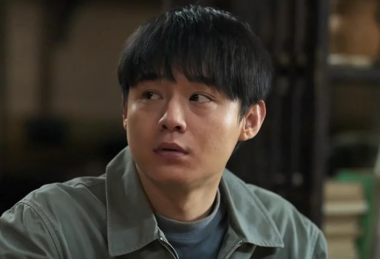 他一定是喜欢上这个同学了，看眼神就知道了。

《我的山与海》里，庄学习和王元媛是