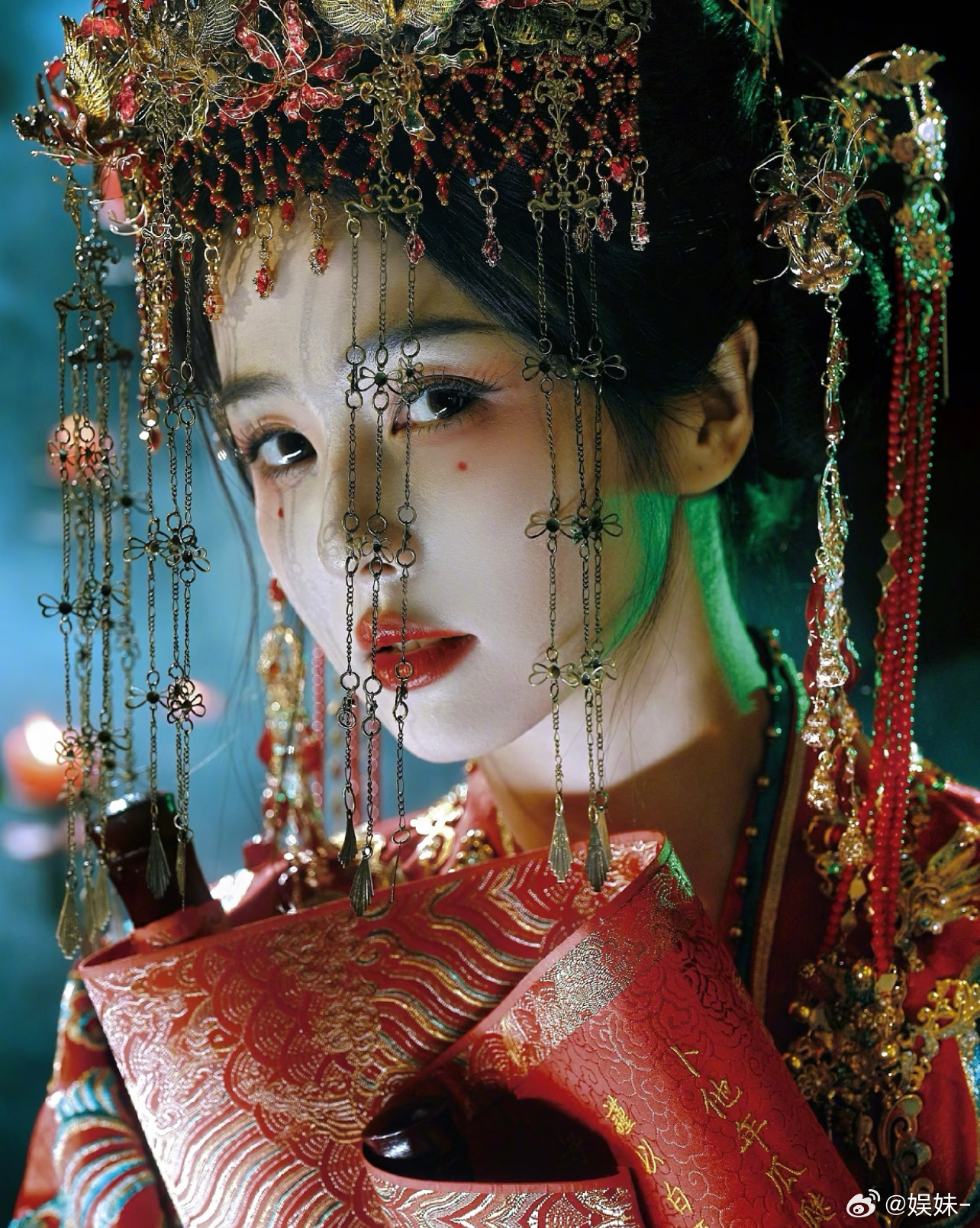 白鹿每年开年播一部剧，然后被嘲到年尾一看居然是头部剧，没几部能打过的咱低调点说白