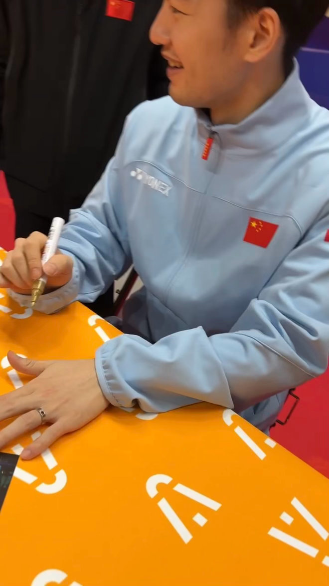 分享亚锦赛见面会的一件趣事：今年亚锦赛见面会的时候，知道有签名环节，于是把好久之
