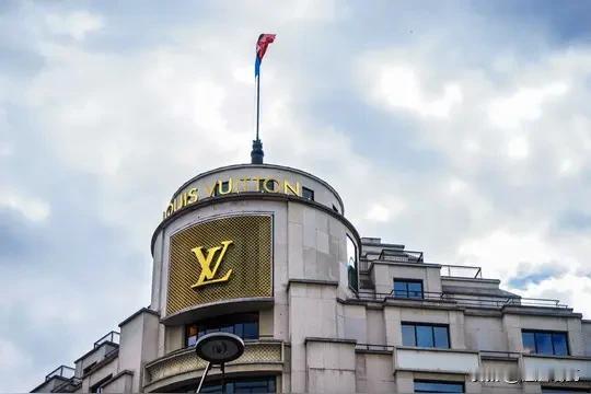 这么大的动静，LV官方至今默不作声，大家也都摸不着头脑了。
热搜是一条接着一条，