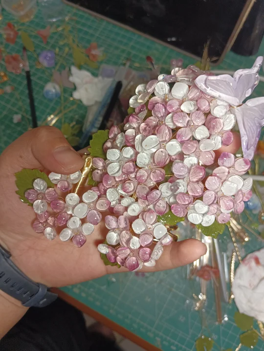 俩紫色水彩，调出了一个粉紫色，哈哈哈哈