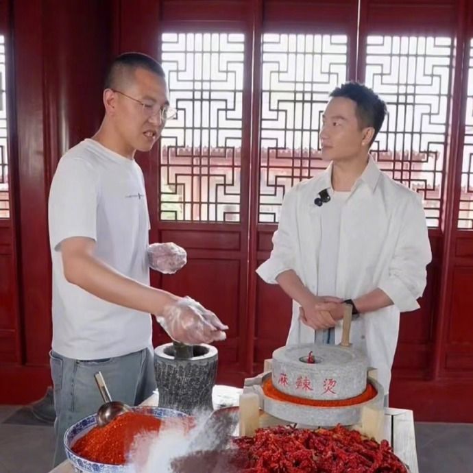 #黄轩回甘肃天水体验捣辣椒# 黄轩回到天水，不仅是为了品尝家乡美食，更是为了传承