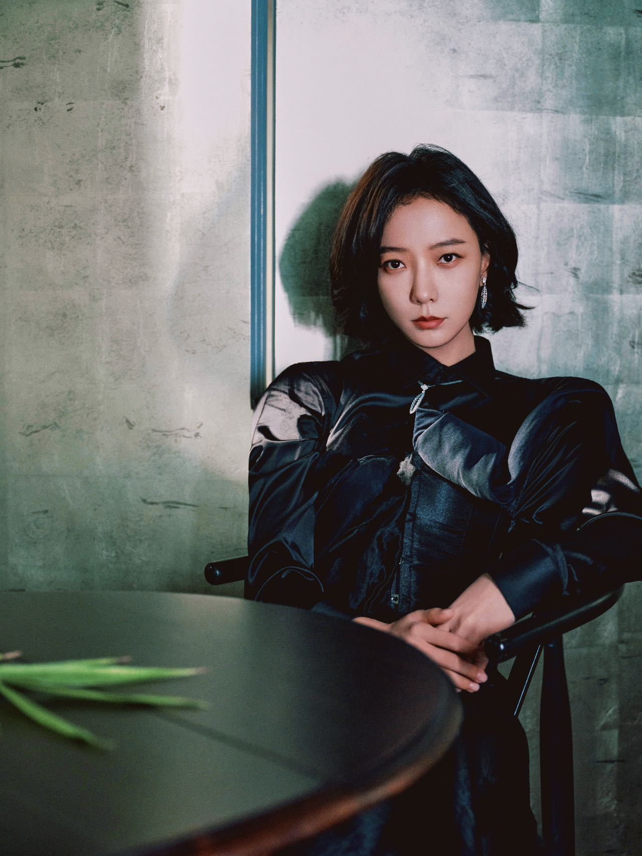 王珞丹金鸡闭幕红毯造型真的贵到我了！all black黑缎质感的长裙衬托出流畅曲