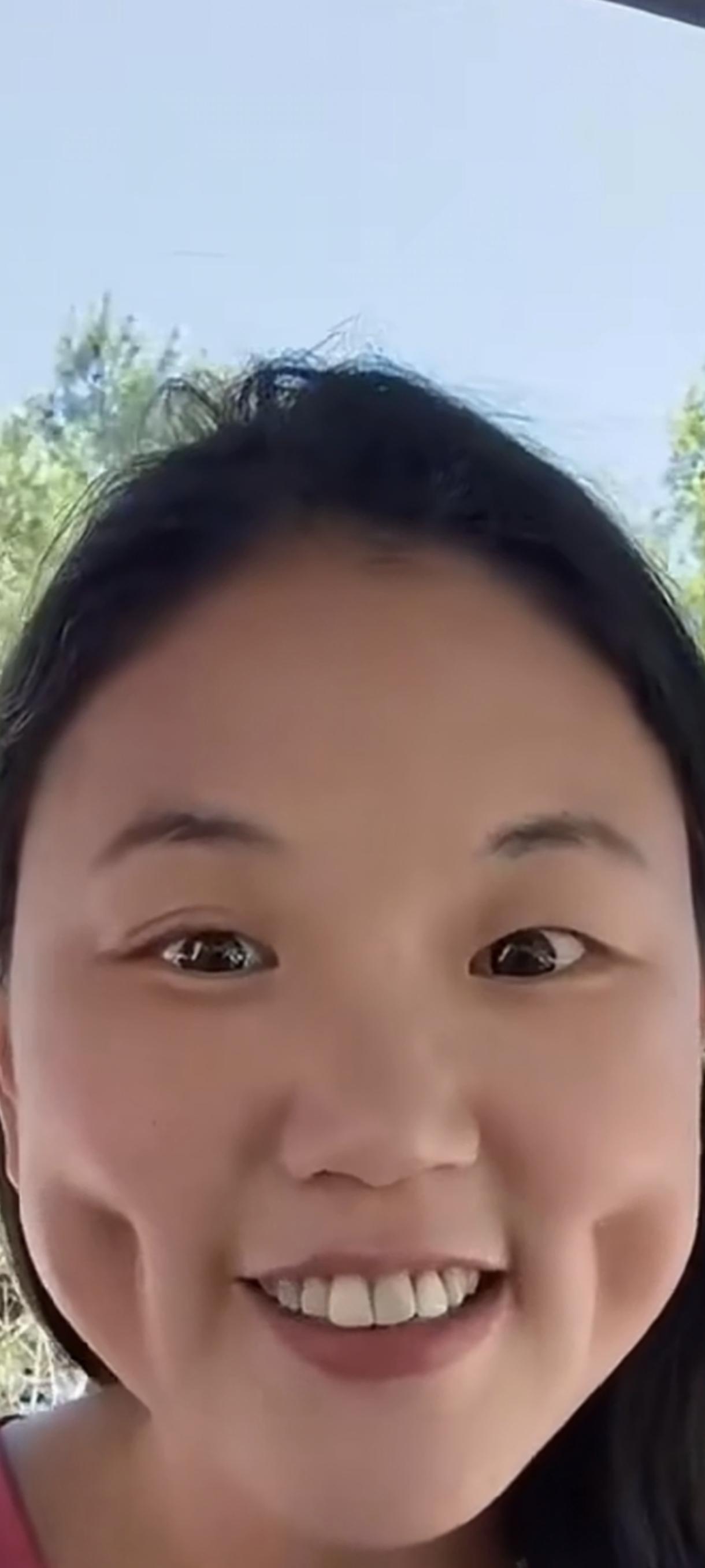 这女子的酒窝是做的吧！