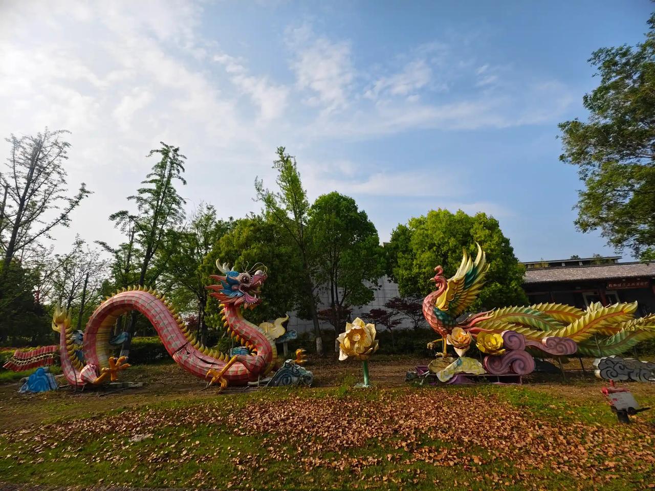 春风执笔轻描，万物被精心着色，目之所及的每一处景致，都藏着满溢的温柔。