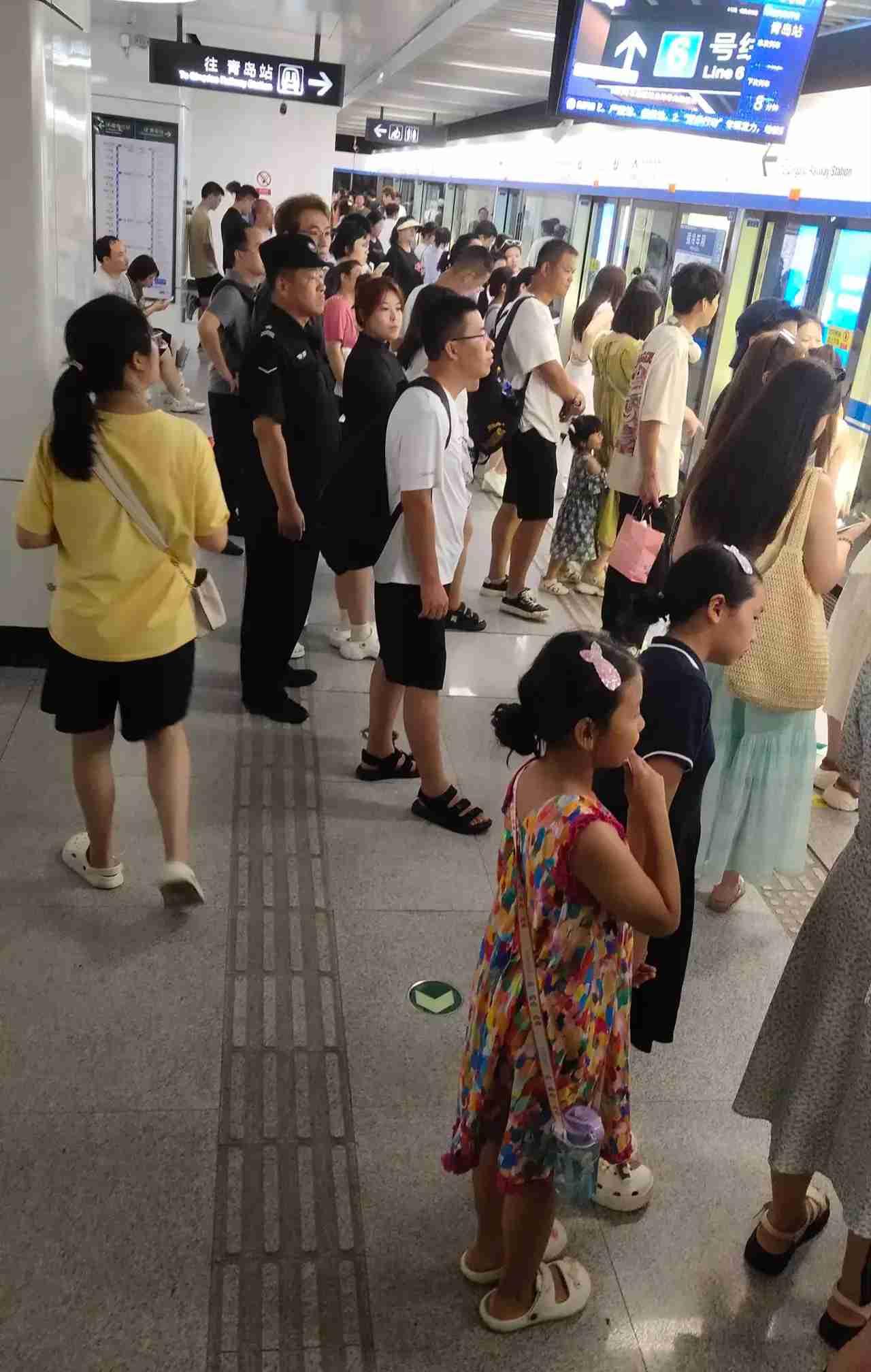 百度AI这样解释伏字:
 “伏”读作 fú‌，最常见意思是趴下、隐藏，也指一年中